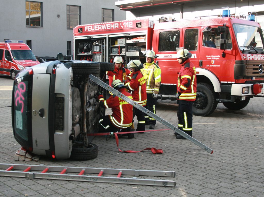 PKW auf Seite liegend, mit Steckleiterteilen gesichert