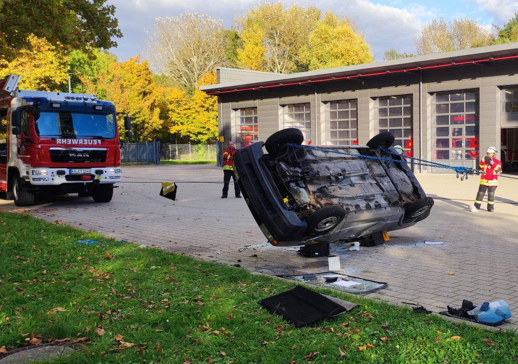 PKW, auf Seite liegend, wird mit Seilwinde und Mehrzweckzug aufgerichtet